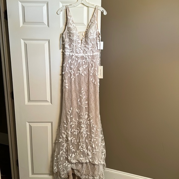 Wedding Dress: NEVER WORN OR ALTERED, A-Line, Size 4 - Picture 2 of 3